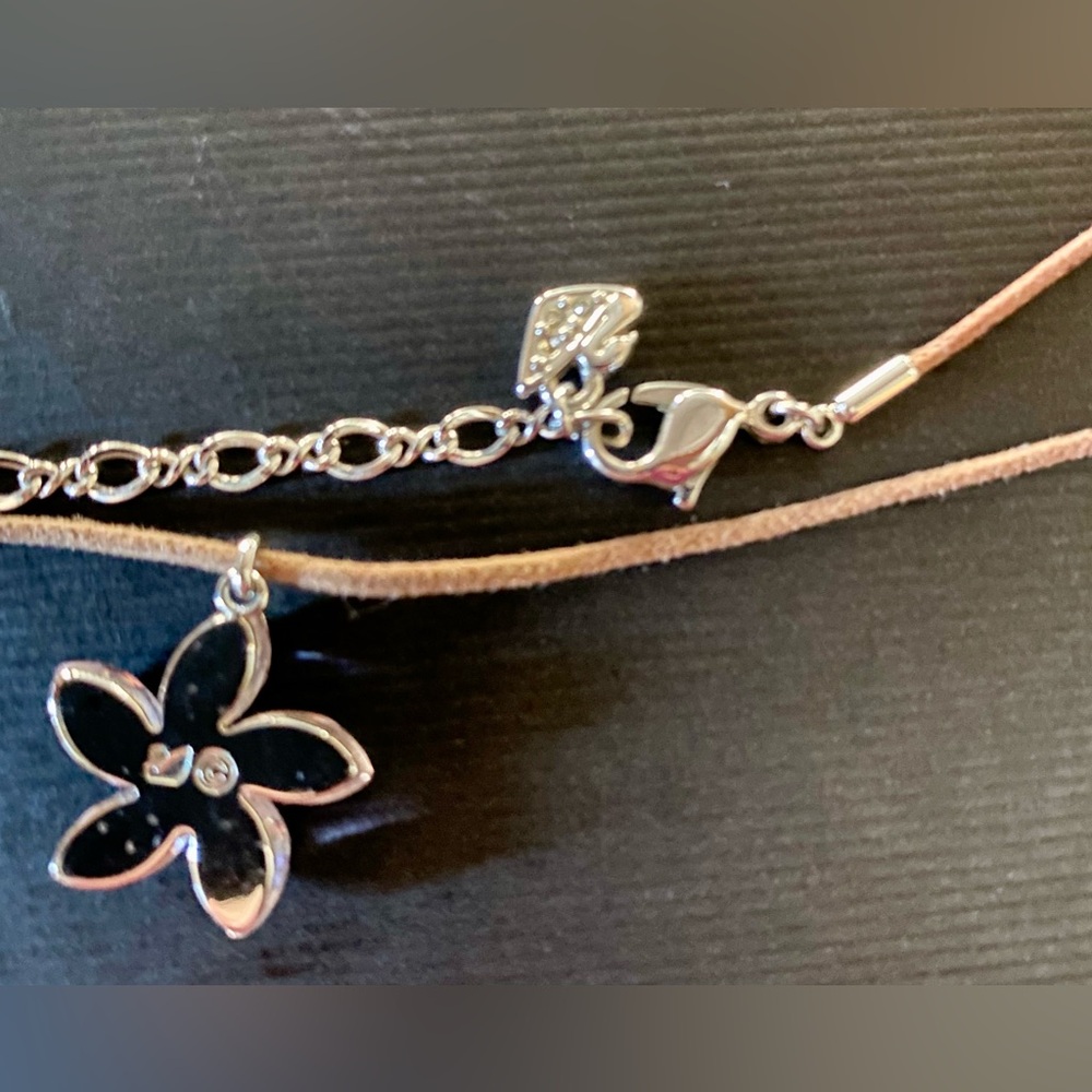 Swarovski💠LEATHER & SILVER NECKLACE, FLOWER-SHAPED PENDANT AND DIAMOND STONE💠